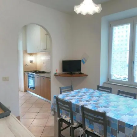 Carlo In Posizione Strategica Sul Porto *