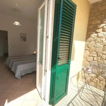 Carlo In Posizione Strategica Sul Porto *