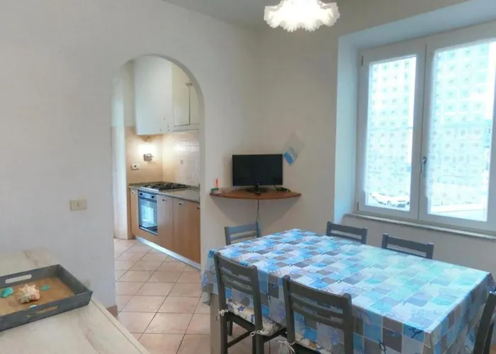 Carlo In Posizione Strategica Sul Porto *