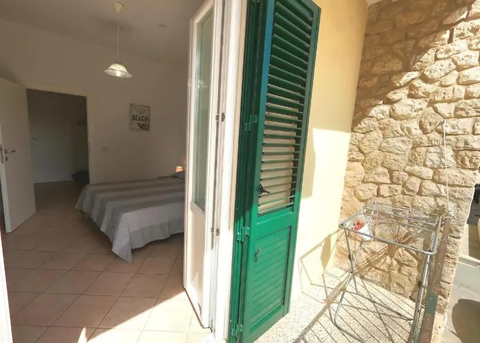 Carlo In Posizione Strategica Sul Porto *